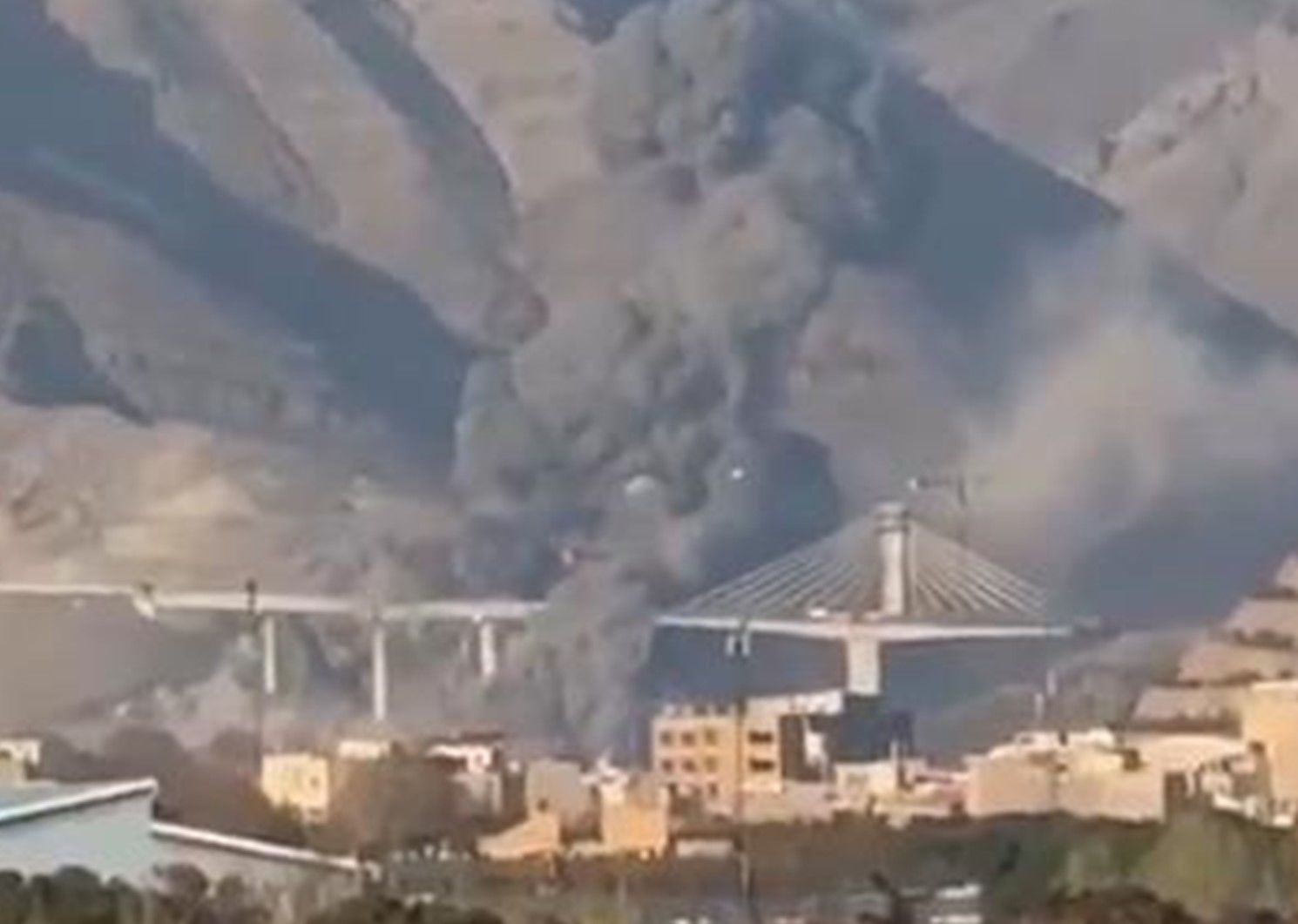 Трамп показал уничтожение самого высокого моста на Ближнем Востоке и предупредил Иран о худшем