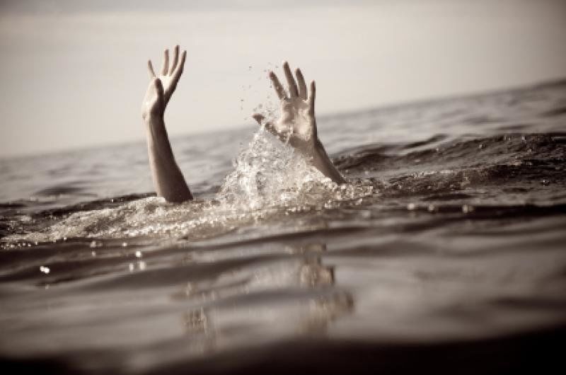 Провалились у берега: в Кременчуге утонули двое детей