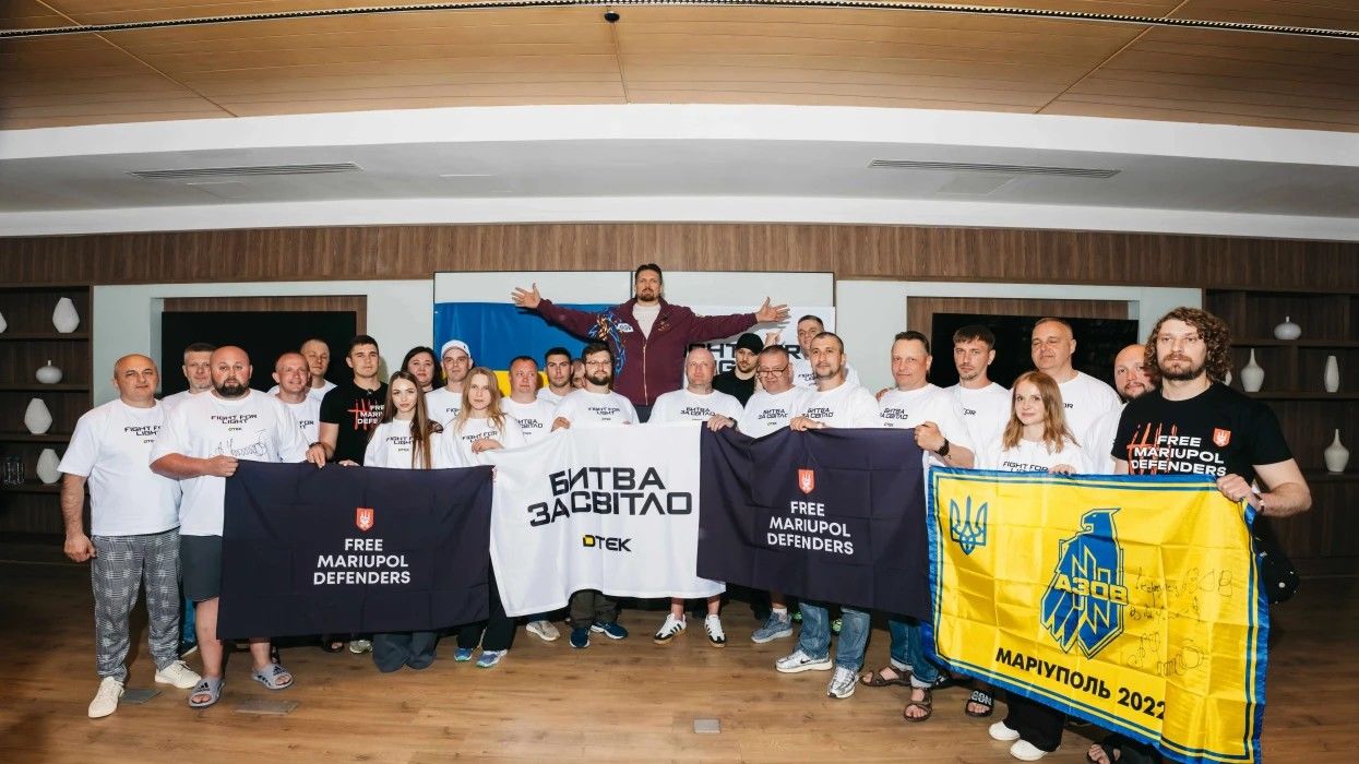 Накануне важного боя Усик встретился с энергетиками и обратился к миру: "Битва за свет продолжается"