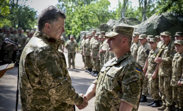 Порошенко наградил 13 украинских разведчиков за их мужество в боях на Донбассе