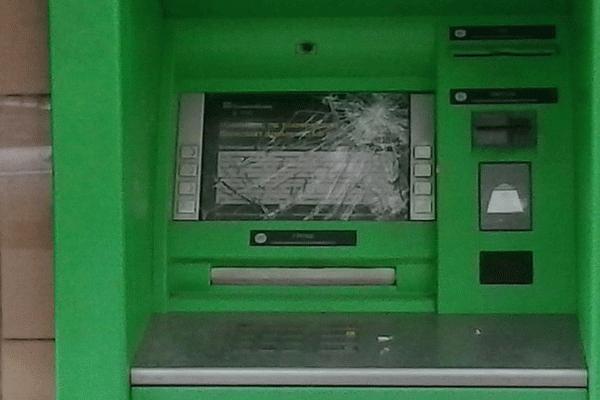 Отжать неотжатое: власти "ДНР" ищут "бесзхозные" банкоматы