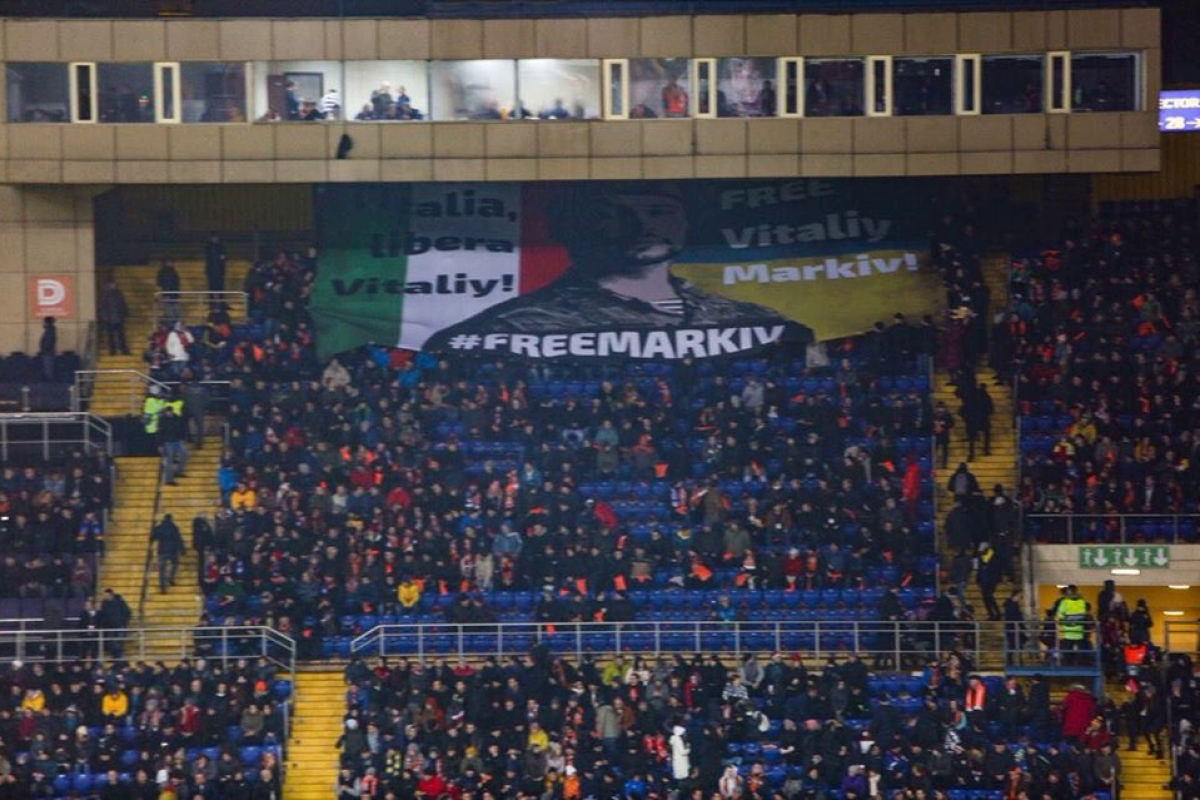 Кадры акции ультрас Украины на матче "Шахтер" - "Аталанта": "Италия, освободи Маркива!"