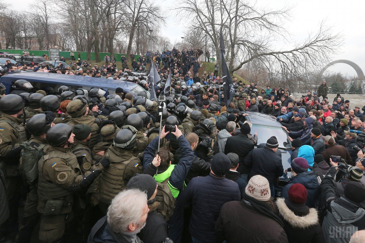 В столице Украины назревает бунт: сторонники Саакашвили не на шутку обозлились - люди строят новые баррикады и крушат все вокруг