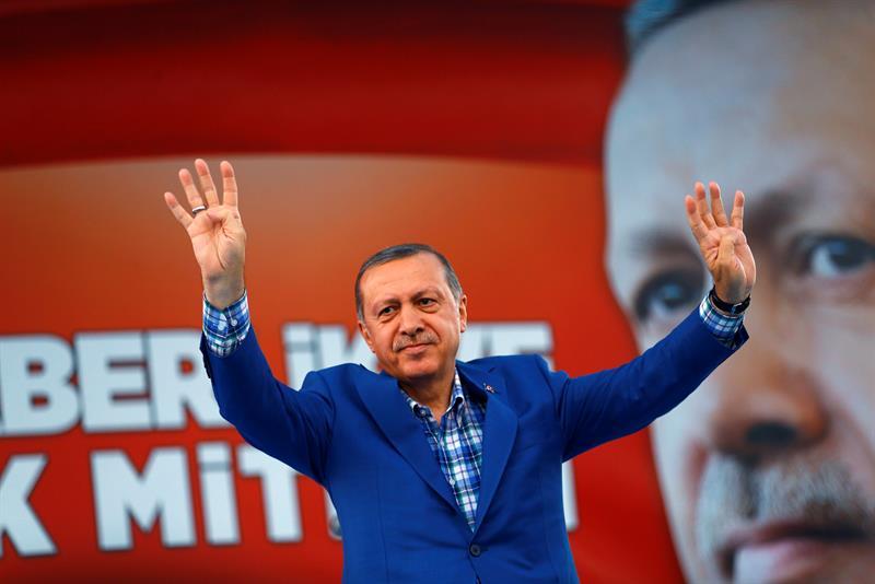 Эрдоган празднует победу: проверено 98,5% бюллетеней, больше половины турков поддержали поправки в Конституцию Турции