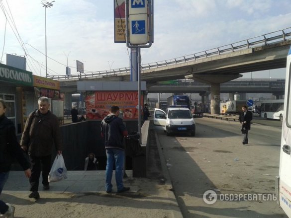 В Киеве около перехода метро "Выдубичи" неизвестные устроили взрыв
