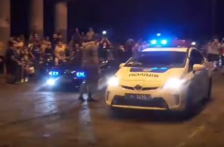 За наши налоги дармоеды на машинке катаются: в Одессе патрульные полицейские на служебном "Приусе" участвовали в незаконных уличных гонках – кадры