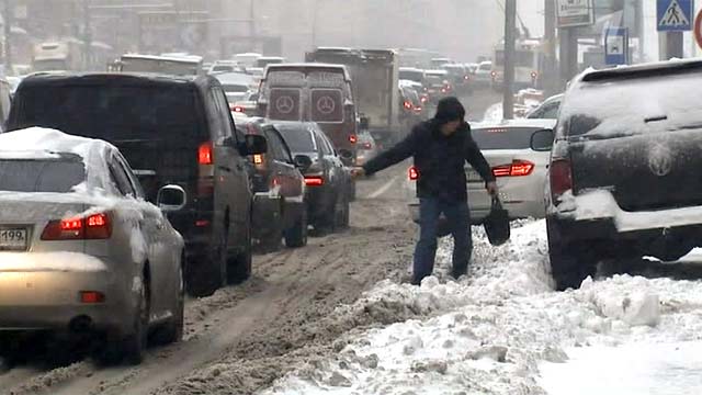 Снегопад в Москве парализовал движение на дорогах