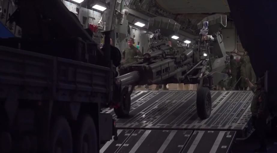 Завантаження гаубиць M777 показали на відео: із Канади Україні відправили загибель для російських окупантів