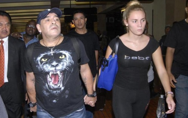 Диего Марадона арестован в Буэнос-Айресе за попытку вылететь на отдых по краденому паспорту с 25-летней красоткой