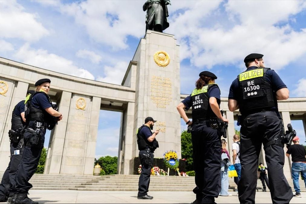 ​Флаги РФ, Беларуси и СССР под запретом в Берлине 8 и 9 мая