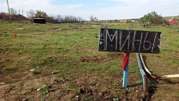 Пять военных подорвались на мине в поселке под Мариуполем