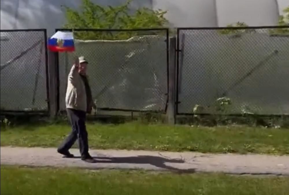 В Риге мужчина вышел на улицу с флагом России и криками "за Донбасс" – прохожий отреагировал стремительно