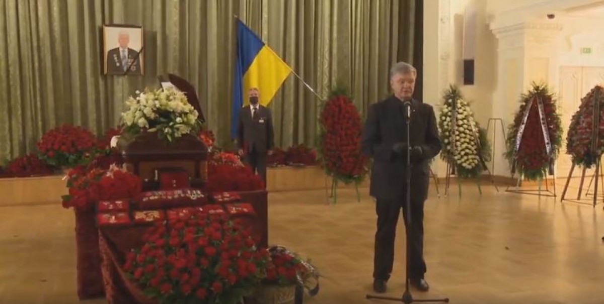 Петр Порошенко у гроба отца обратился к украинцам и попросил об одном