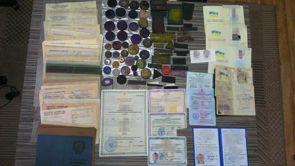 ​Подпольные типографы: СБУ разоблачила преступную группировку, которая изготавливала фальшивые документы для боевиков "ДНР"