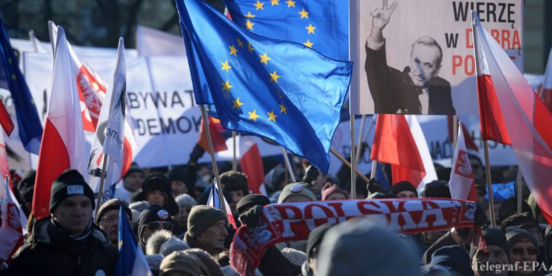 Новые массовые протесты: в Польше активисты вышли на митинг против новых антидемократических законов