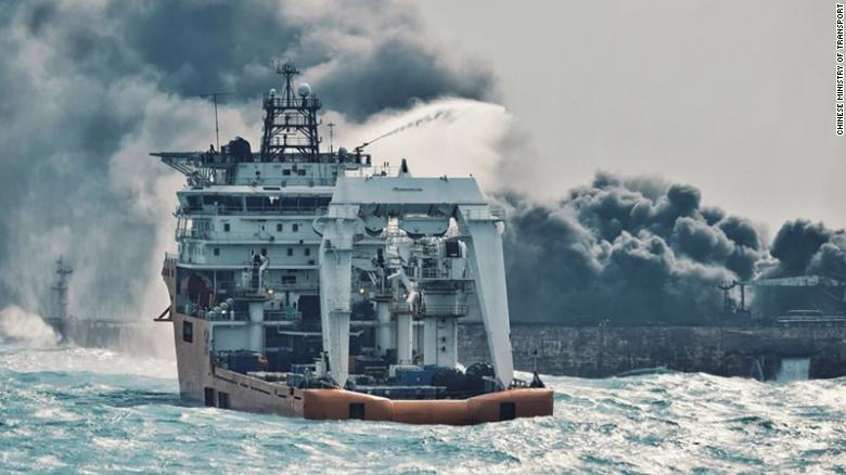 Танкер с нефтью, неделю горевший в Китайском море, затонул