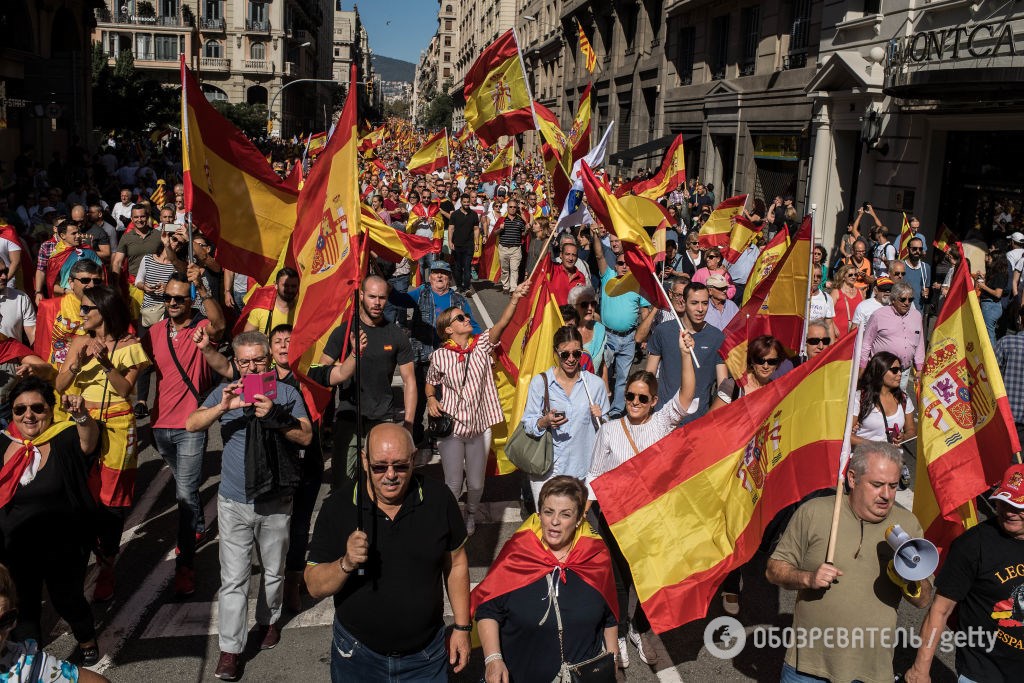 "Я - испанец, Пучдемона в тюрьму": Каталония в испанских флагах, тысячи митингующих выступают за единую страну, готовится манифест, - кадры