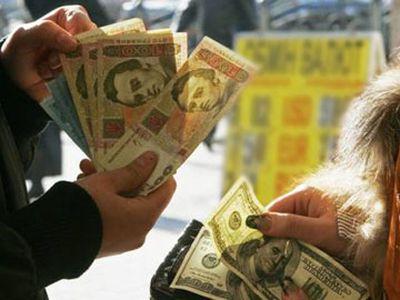 Курс валют: В Украине доллар подорожал на 5 копеек