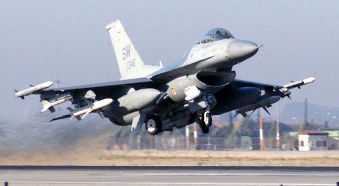 НАТО послал польские истребители F-16 для защиты воздушного пространства стран Балтии от России