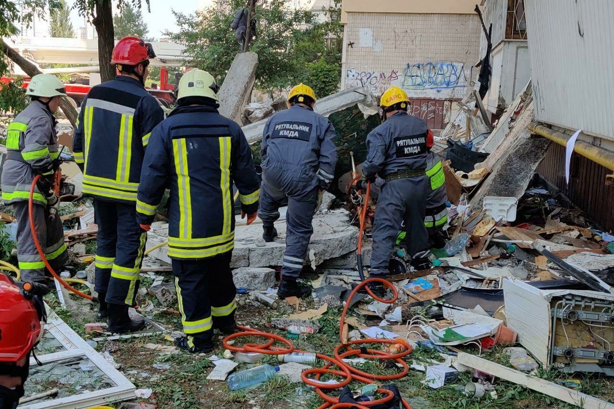 ​Взрыв многоэтажки в Киеве: под упавшей плитой дома найдено тело погибшего