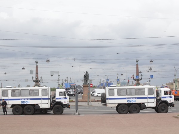 Протестующие в Санкт-Петербурге попали в окружение ОМОНа:  люди, пытаясь спастись от задержания, падают в толпе. На Марсовом жуткая давка, уже 50 задержанных - кадры