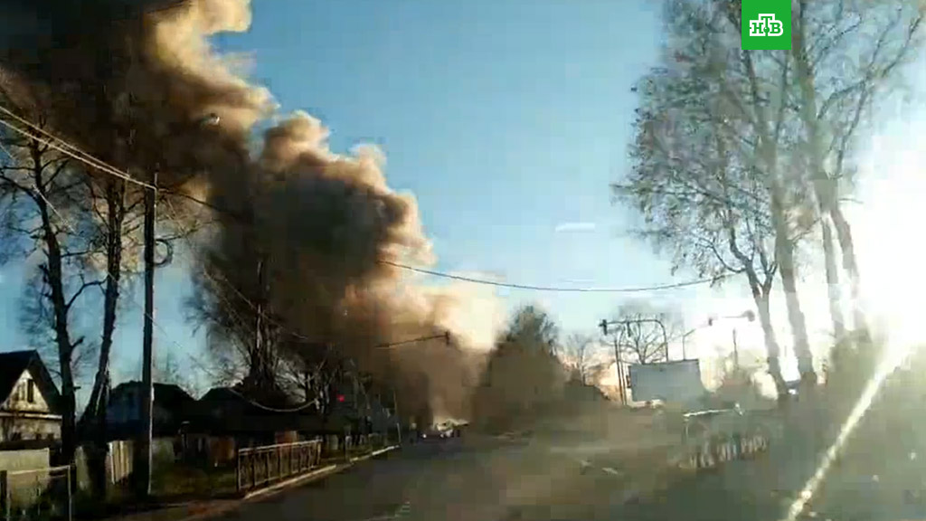 Черный дым и руины: в соцсетях появляются первые видеокадры мощного взрыва в Ленобласти