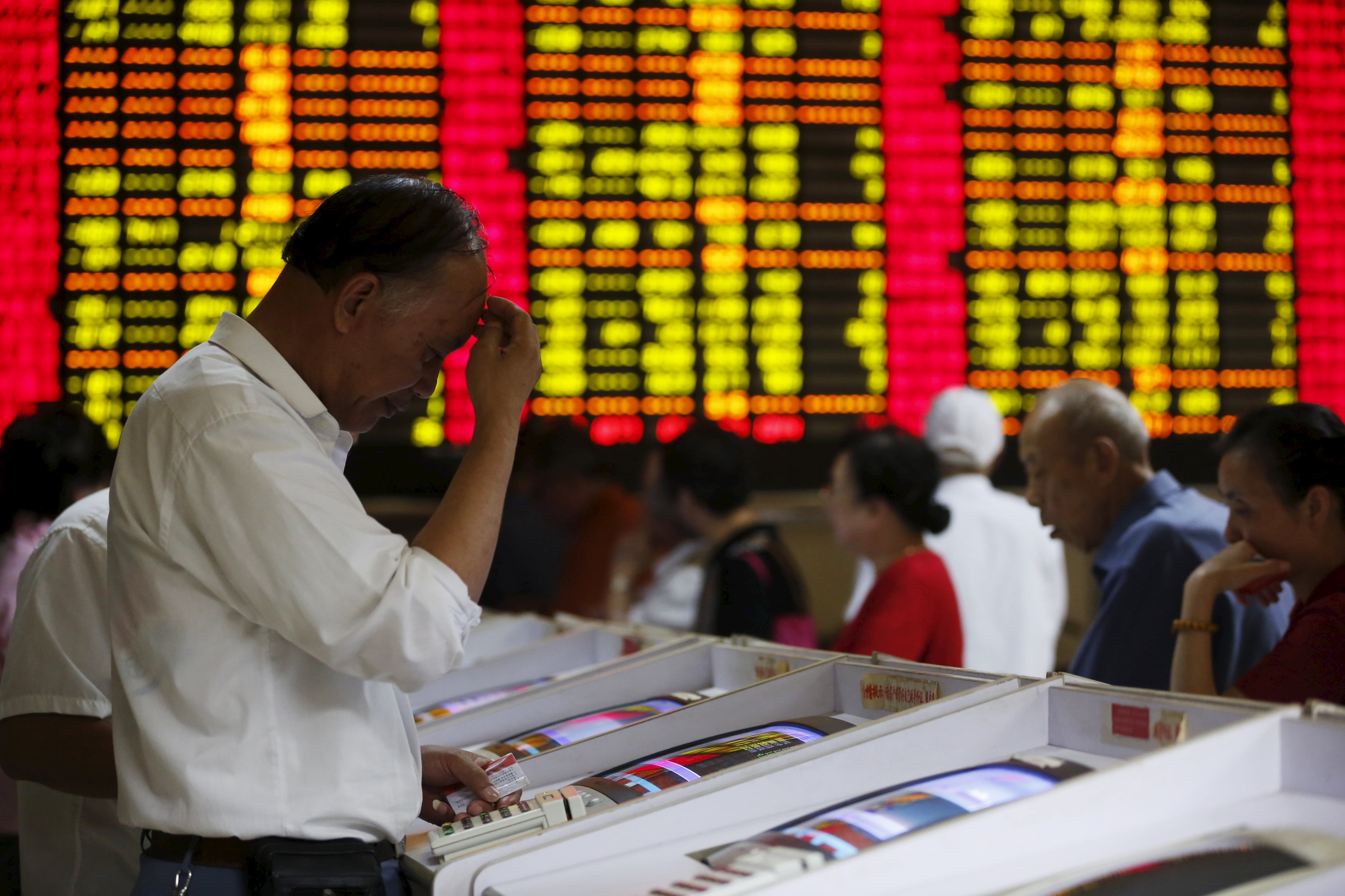 Массовый сброс на бирже в Китае - акции продолжают скользить 