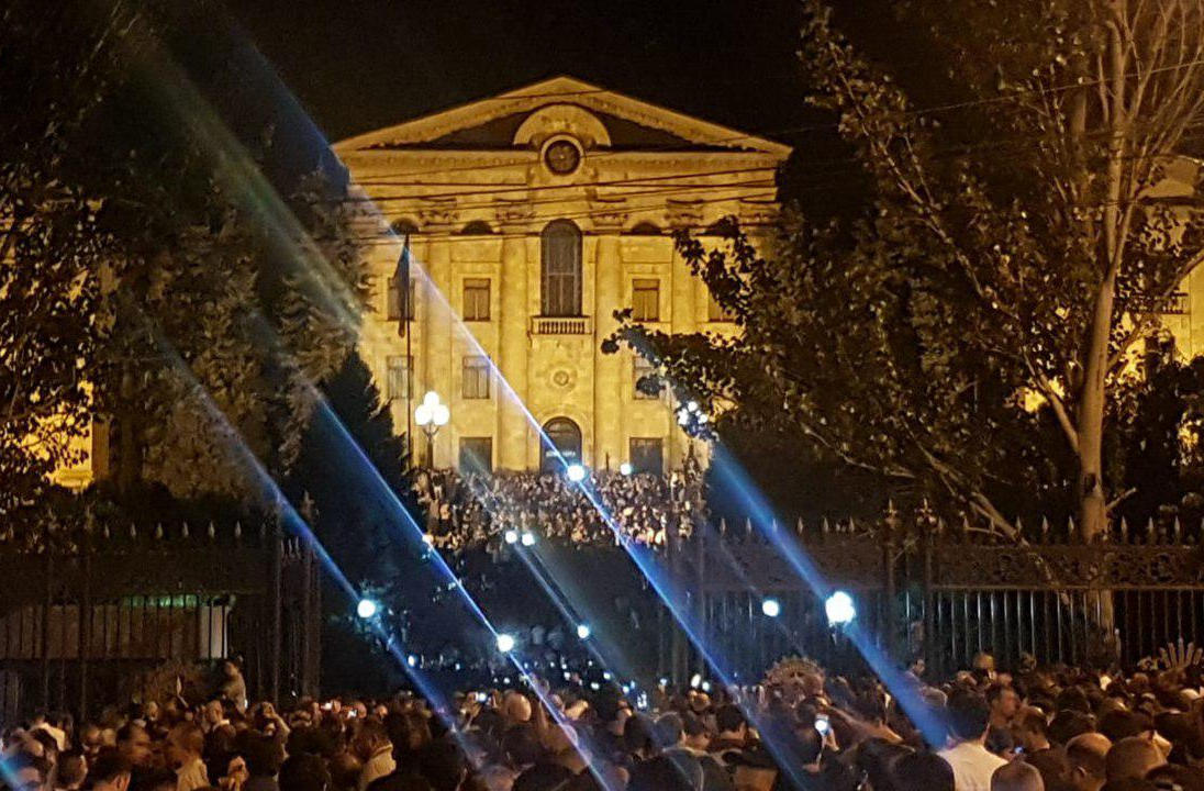 ​В Армении грядет новая Бархатная революция: парламент на утро после громкого митинга "забыл" об обещаниях