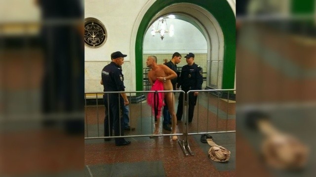В московском метро полиция поиздевалась над пассажиром: мужчину заставили раздеться догола прямо на перроне 