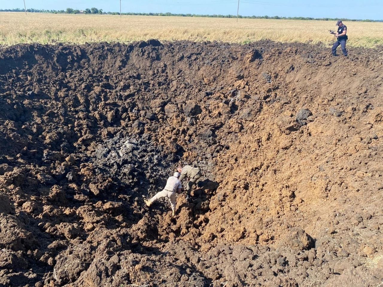 Воронка 20 м в диаметре: в Краснодарском крае возле военного аэродрома упала ракета - СМИ