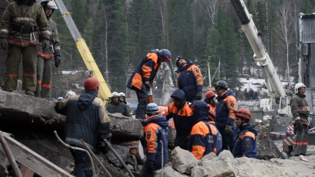 В Донбассе под обстрел попала шахта. Затапливаемые водой горняки находятся под завалами