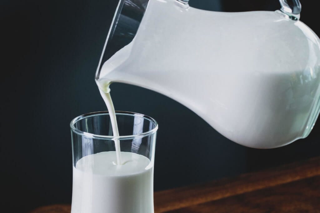 Зачем добавляют в молоко моющие средства, и чем это опасно для здоровья