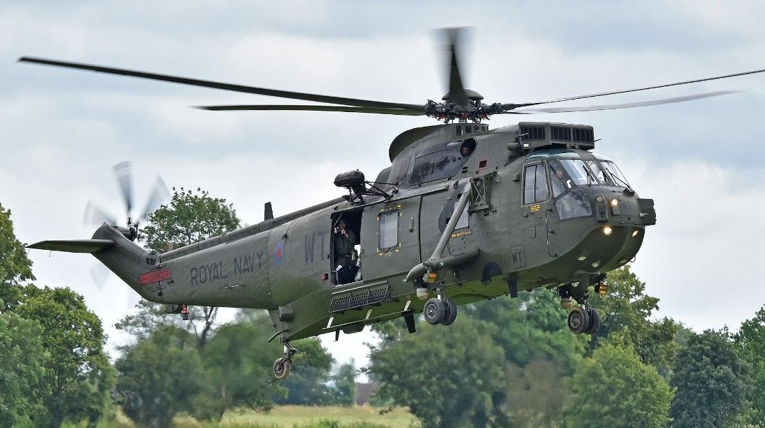 Резников показал десантирование военных с прибывших в Украину вертолетов Sea King