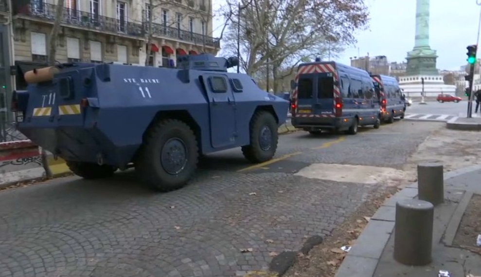 Массовые протесты в Париже не утихают: правительство бросило в город бронетехнику – кадры