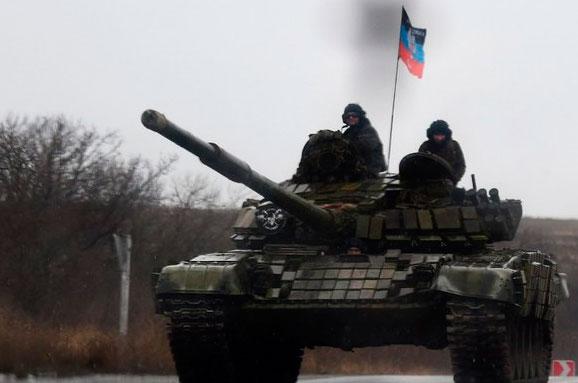 Соцсети: в оккупированном Харцызске танк сепаратистов "ДНР" упал на железную дорогу. Террористы подсчитывают потери