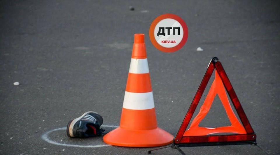 В ДТП на улицах Киева серьезно пострадал 13-летний подросток - мальчика срочно отправили в реанимацию в критическом состоянии: кадры 