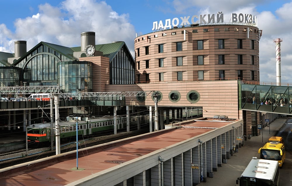 На вокзале в Петербурге труп провисел на линии электропередач полдня – обнародованы ужасающие кадры