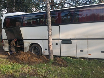 ​Под Николаевом застрял автобус с 30 детьми: были задействованы спасатели и спецтехника