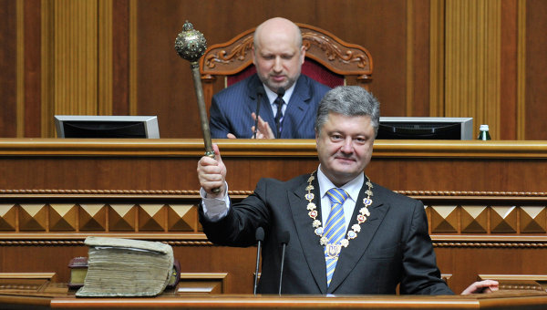 Год спустя. Что удалось сделать, а чего нет Петру Порошенко за год президенства