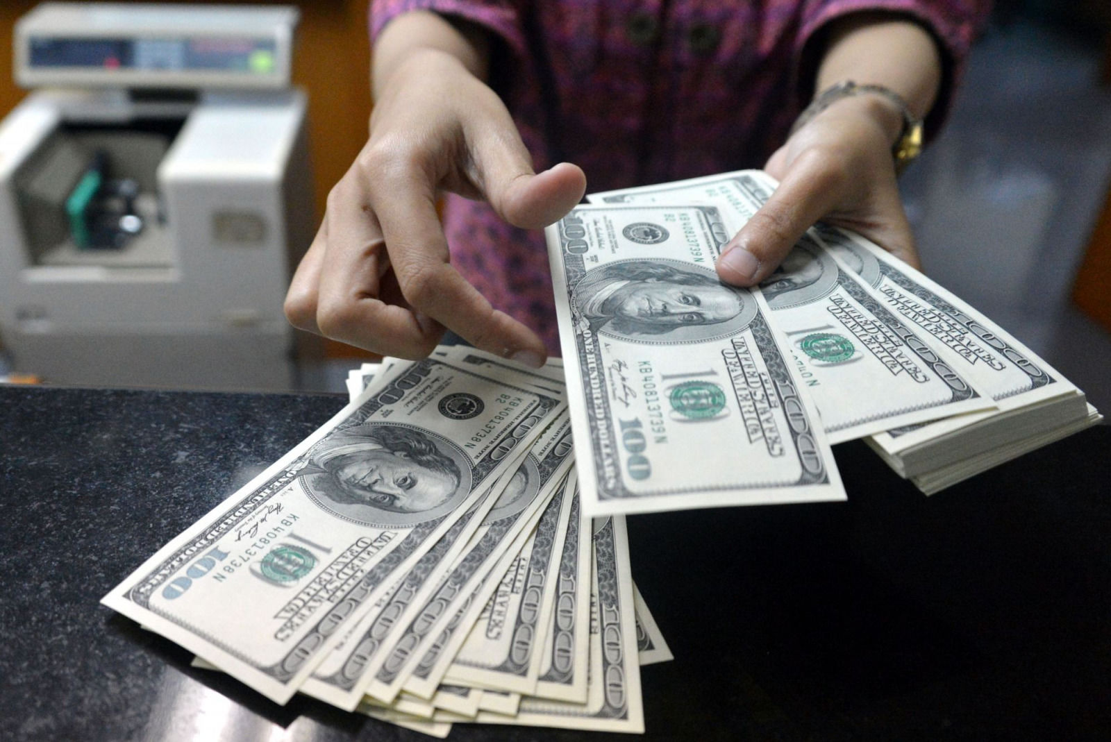 ​Только в тенге и манатах: Сбербанк и ВТБ сделали заявление относительно валютных операций
