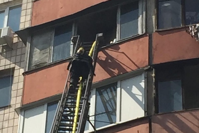 Пожар в многоэтажке Киева: погиб пятилетний ребенок, двое взрослых получили сильные ожоги - кадры