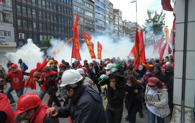 Протестующих в Стамбуле пытались разогнать с помощью слезоточивого газа