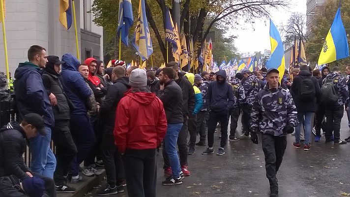 Митинг сторонников Саакашвили в центре Киева набирает обороты: здание Рады окружили бойцы батальона "Азов" - опубликованы кадры