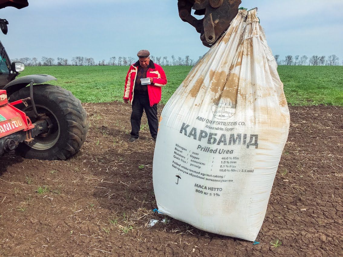 Замінили газову "голку" аміачною: ЄС закуповує добрива РФ, поки Путін КАБами руйнує Харків