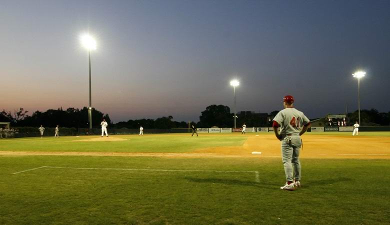 Прервали бейсбольный матч: в США в небе над спортсменами появились загадочные светящиеся объекты - кадры