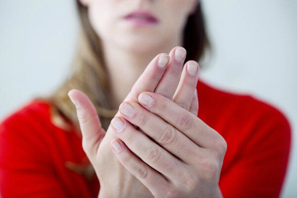 Онемение пальцев рук: реабилитолог рассказал, в чем причина и что с этим делать 