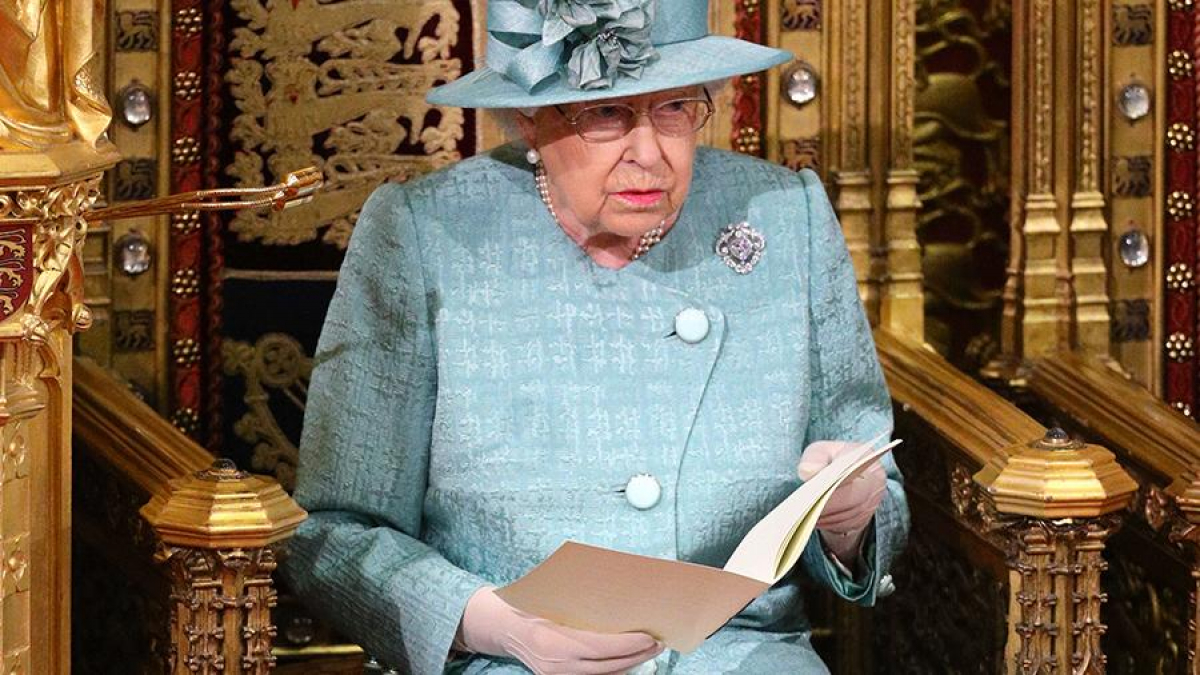 Королева Великобритании Елизавета II стремительно беднеет, счет идет на десятки миллионов