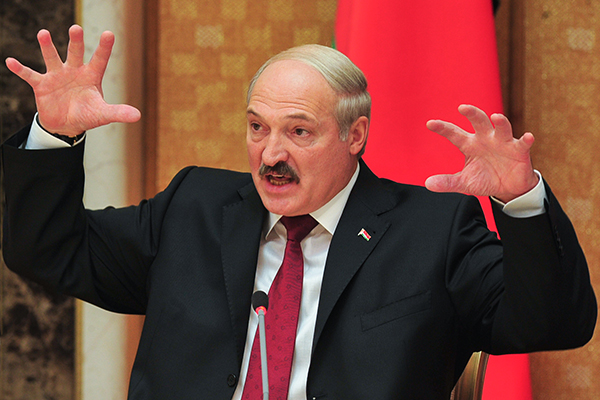 Лукашенко вызвал настоящий бум в Интернете своим эпичным "обзором" на iPhone - кадры