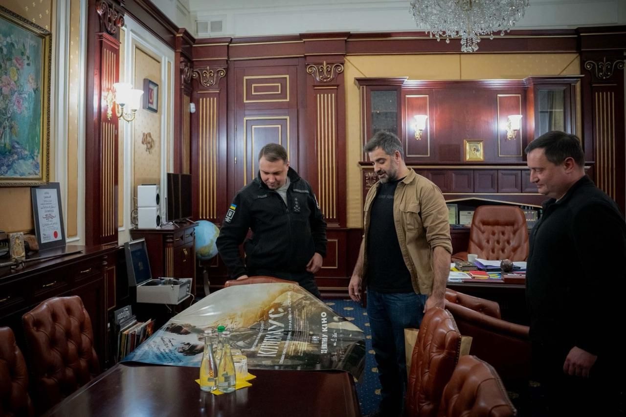 Аквариум с жабой и альбом The Prodigy: СМИ впервые показали фото нового кабинета Буданова