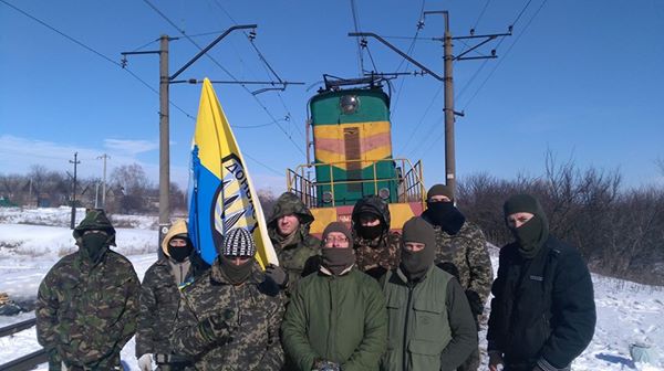 Коктейли Молотова, горящие шины и полная боеготовность: на редуте “Запорожье” ветераны АТО, блокадники, готовы ко встрече со спецназом